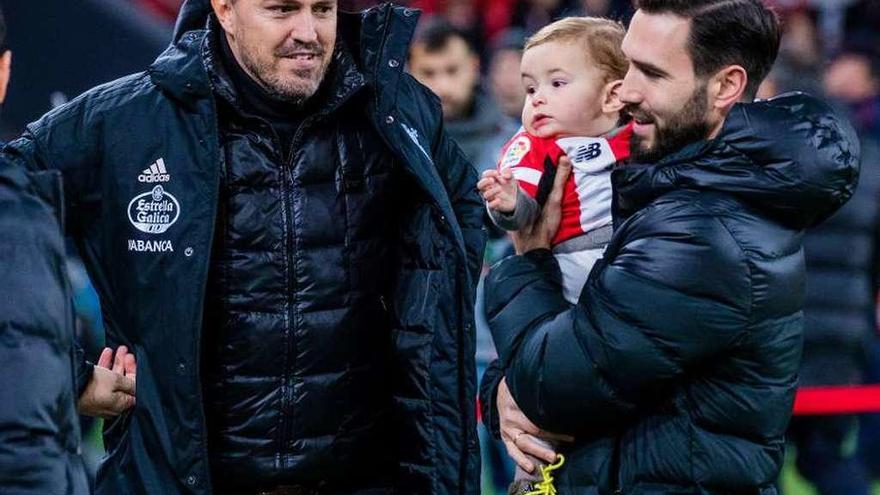 Óscar García observa a un pequeño vestido con la equipación del Athletic. // LOF