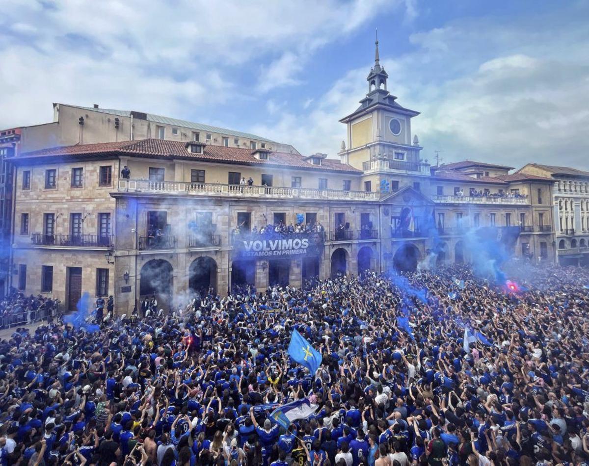 Celebración del ascenso del Real Oviedo a Primera División el 22 de junio de 2025 en la plaza del Ayuntamiento.