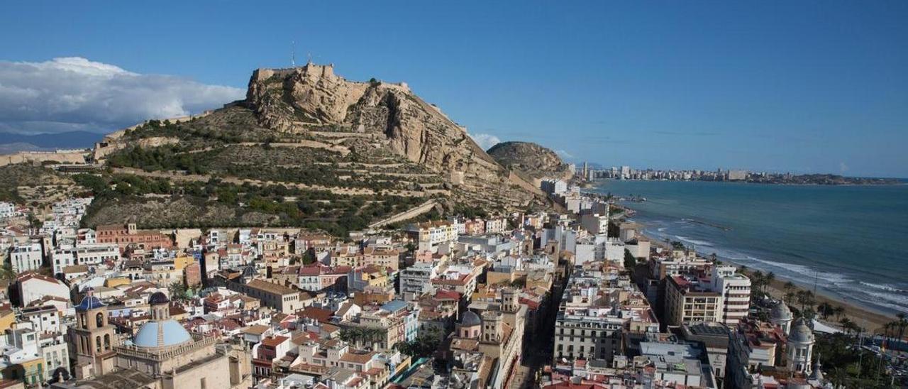 Vistas de Alicante, con el castillo de fondo