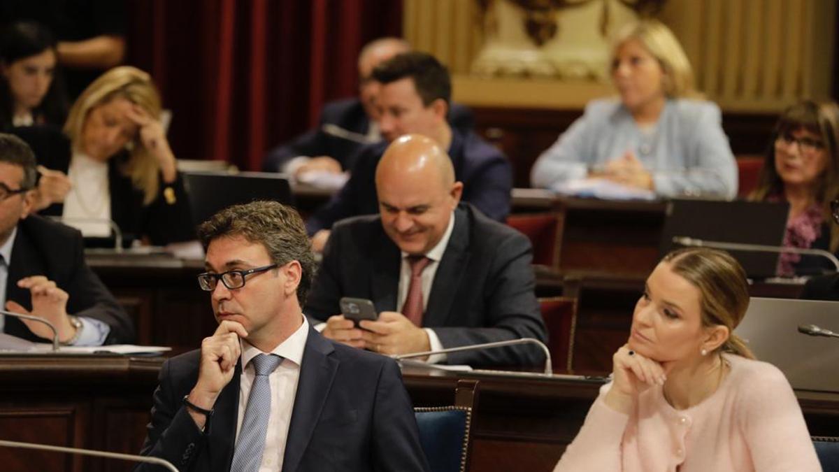 Costa, junto a Prohens en el Parlament.