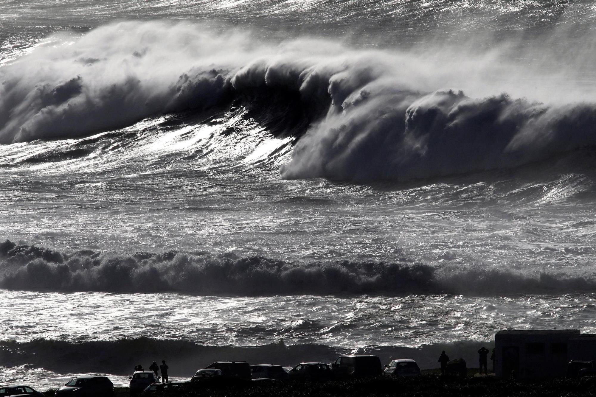 Alerta roja en la costa de Galicia por la llegada de grandes olas procedentes de una tormenta en el norte de Europa.