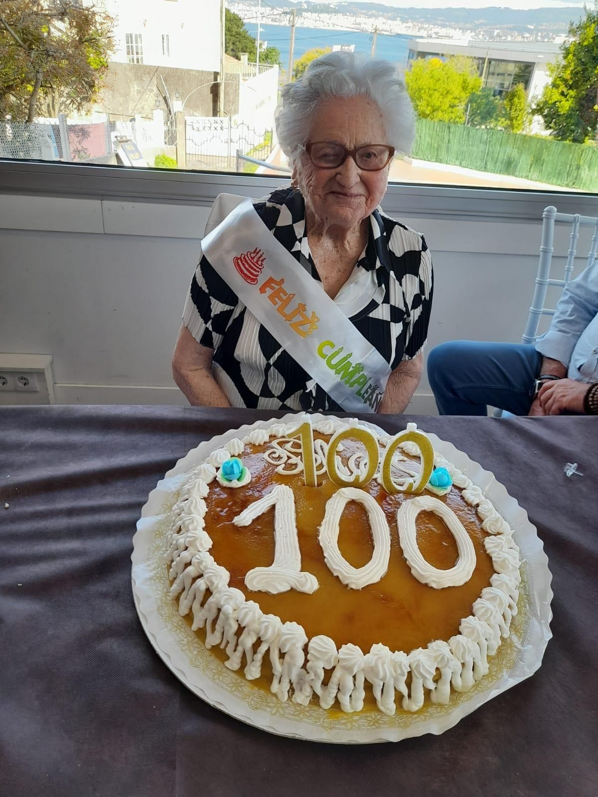 Dolores Prieto y su tarta para celebrar sus 100 años.