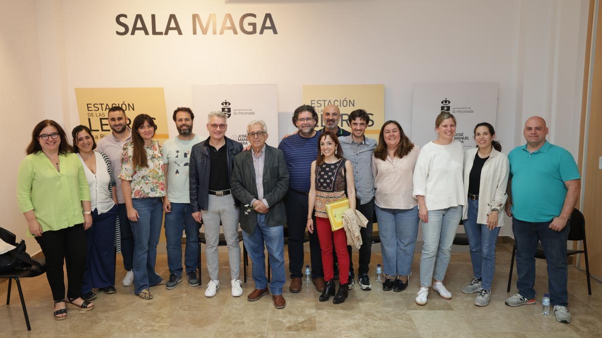 El grupo de trabajo integrado por profesores con el escritor Antonio Rodríguez Almodóvar en la jornada formativa incluida en la programación de Estacion de las Letras