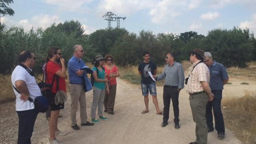 El concejal Navarro Corchón (3º por la izqda.) escucha las propuestas de vecinos y técnicos en una visita a los meandros en Rincón de Benicornia