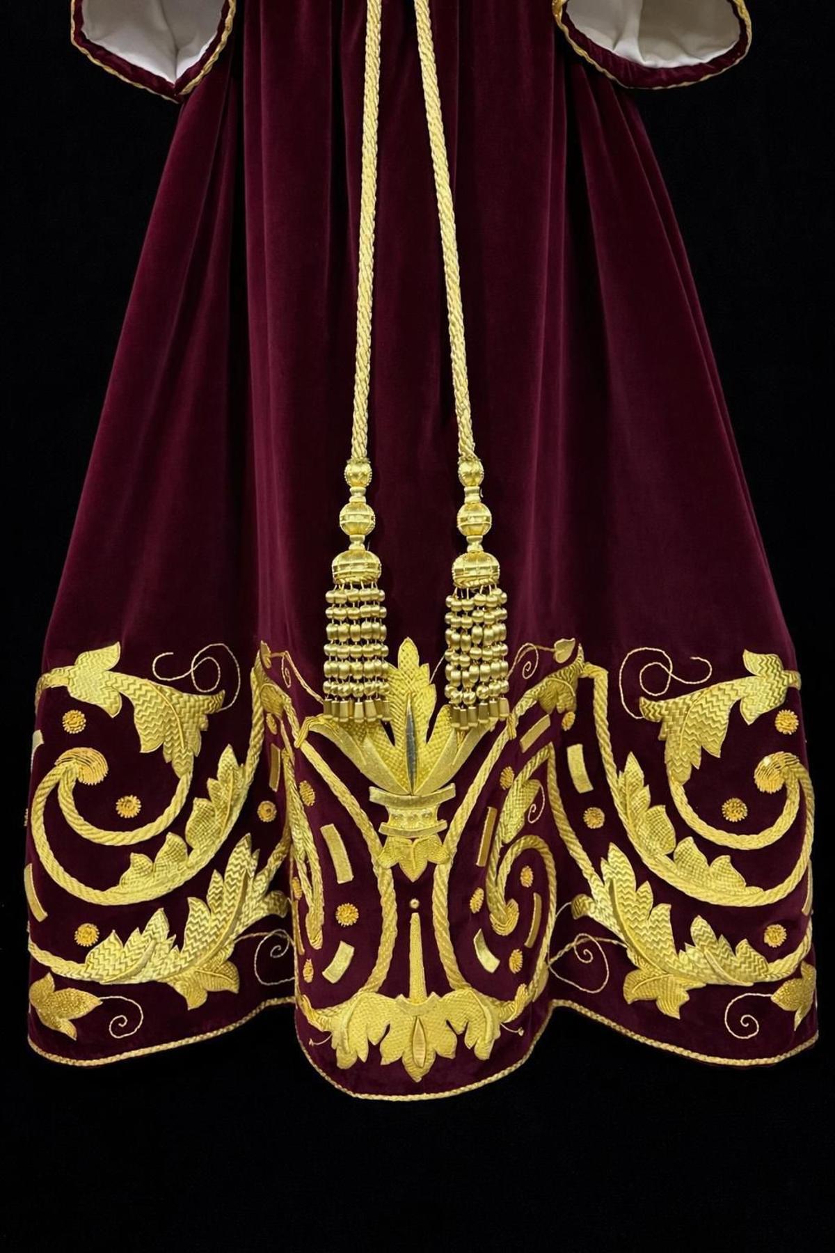 Detalle de la túnica nueva que estrena para el vía crucis de este viernes.