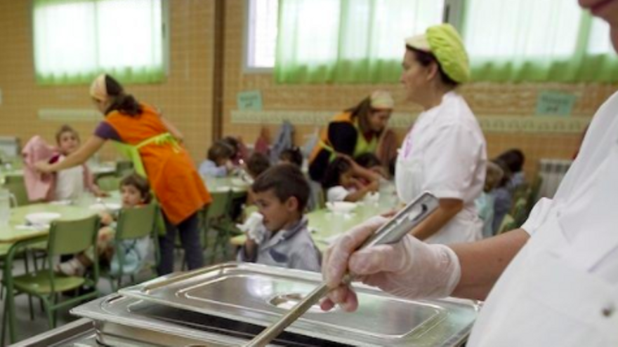 Treballadors en un menjador escolar
