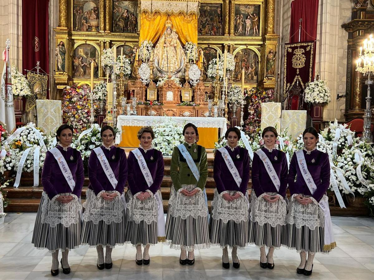 Una Ofrenda de Flores con la multitud ante la patrona