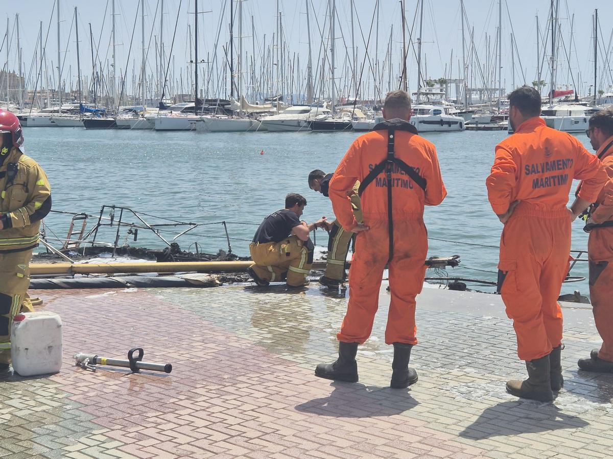 Arde un velero en el Muelle de las Golondrinas de Palma