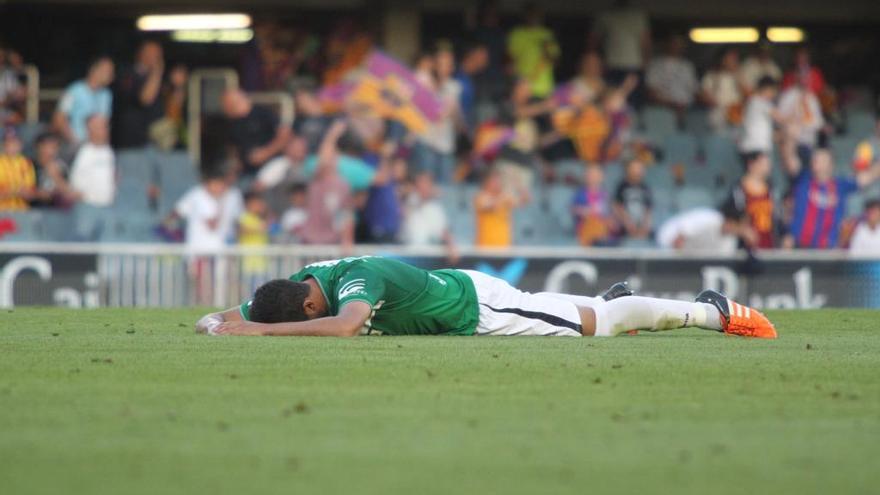 Un jugador del Cartagena, tendido en el suelo tras acabar el partido