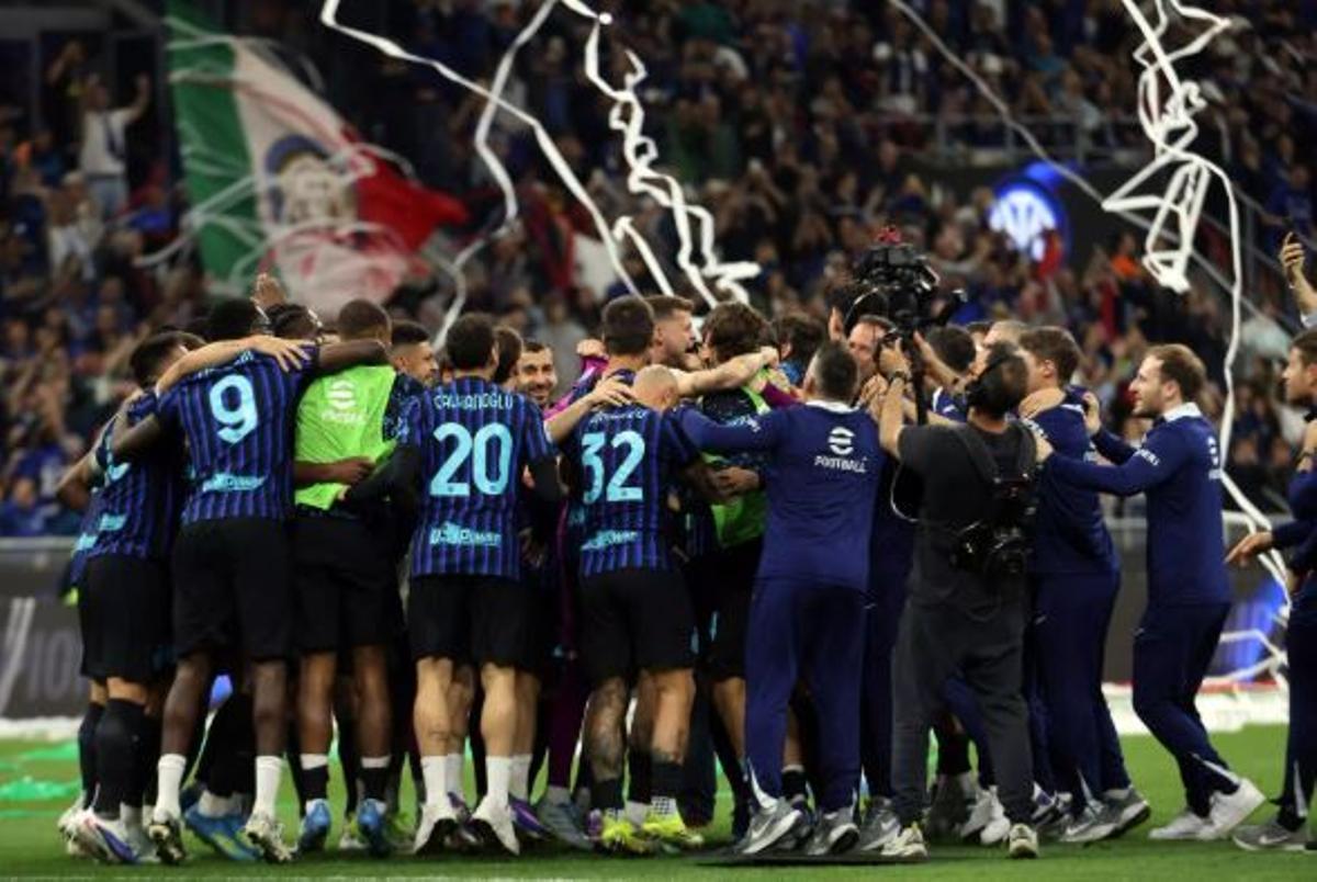 Los jugadores del Inter celebran el título tras el partido de la Serie A que han jugado el Inter y el Parma.