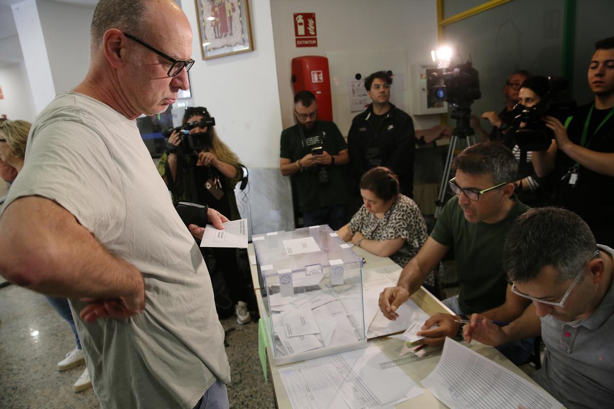 Ambiente durante la jornada de votación en les Escoles Pies de Balmes, en Barcelona