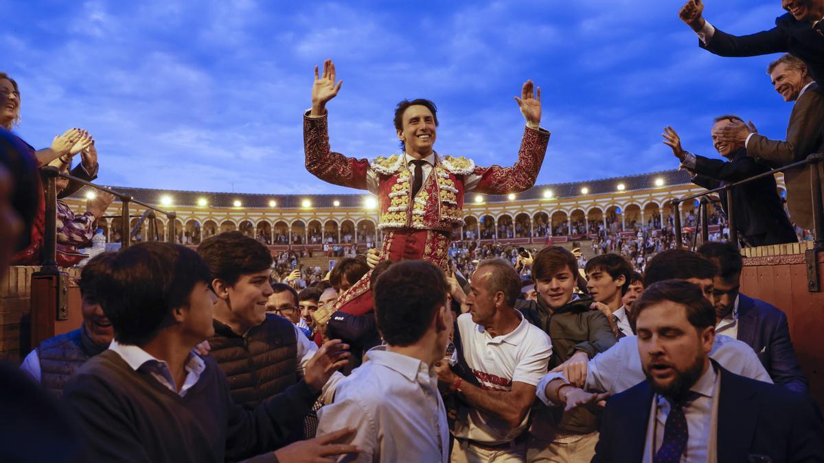 El diestro peruano Andrés Roca Rey sale por la Puerta del Príncipe tras cortar tres orejas al finalizar el penúltimo festejo de la Feria de Abril, hoy sábado en la Real Maestranza de Sevilla.