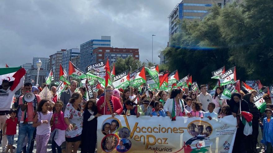 Niños y miembros de &quot;Vacaciones en Paz&quot;, este pasado verano, en una marcha por Gijón. | LNE