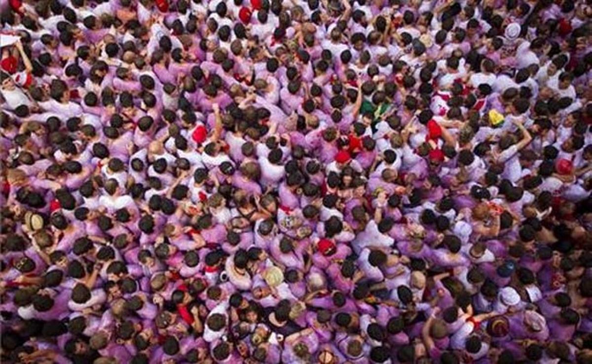 Després de l’esperat ’chupinazo’, les samarretes s’han tornat morades amb el vi.