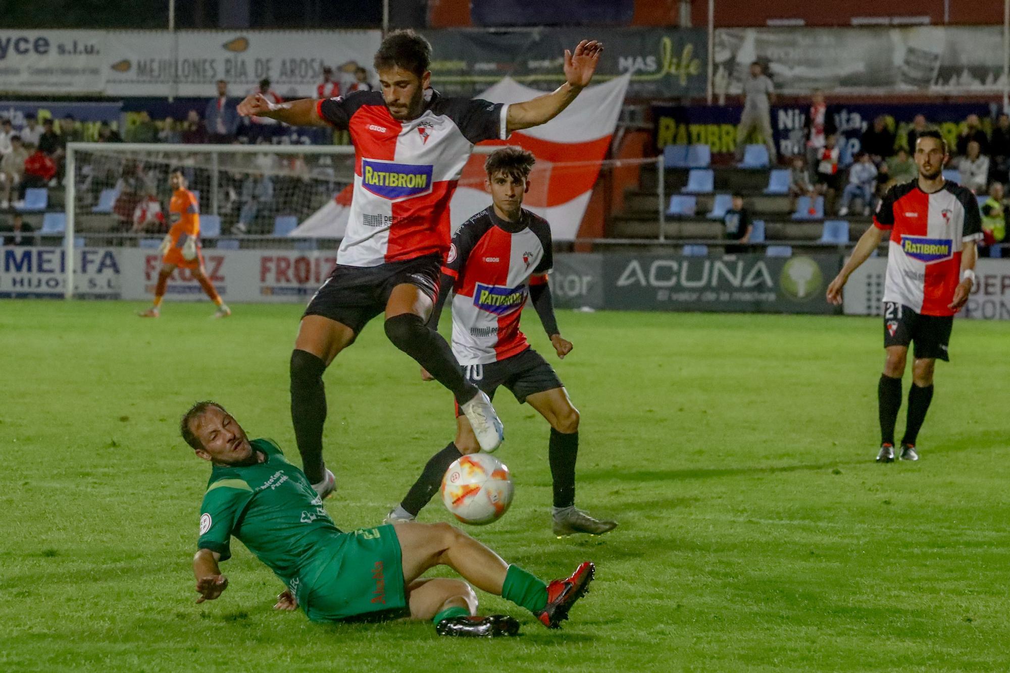 A Lomba vive una fiesta del fútbol con final feliz para el Arosa ante la UD Ourense (3-0)