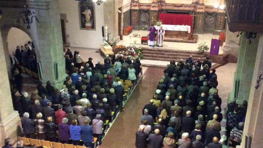 L&#039;església de Sant Pere plena a vessar en l&#039;últim adéu a Montserrat Minoves.