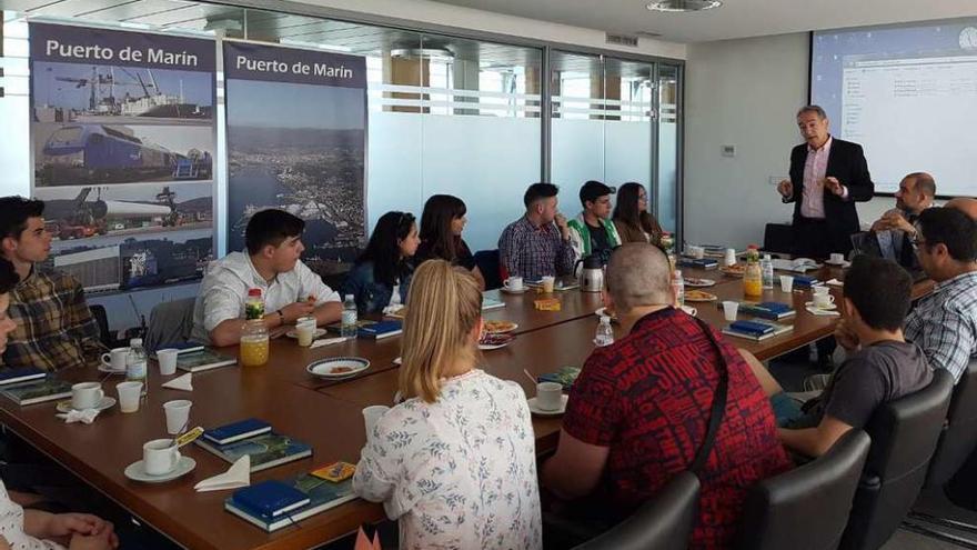 El presidente del Puerto mantuvo un desayuno de trabajo con los graduados de Chan do Monte. // S.A.