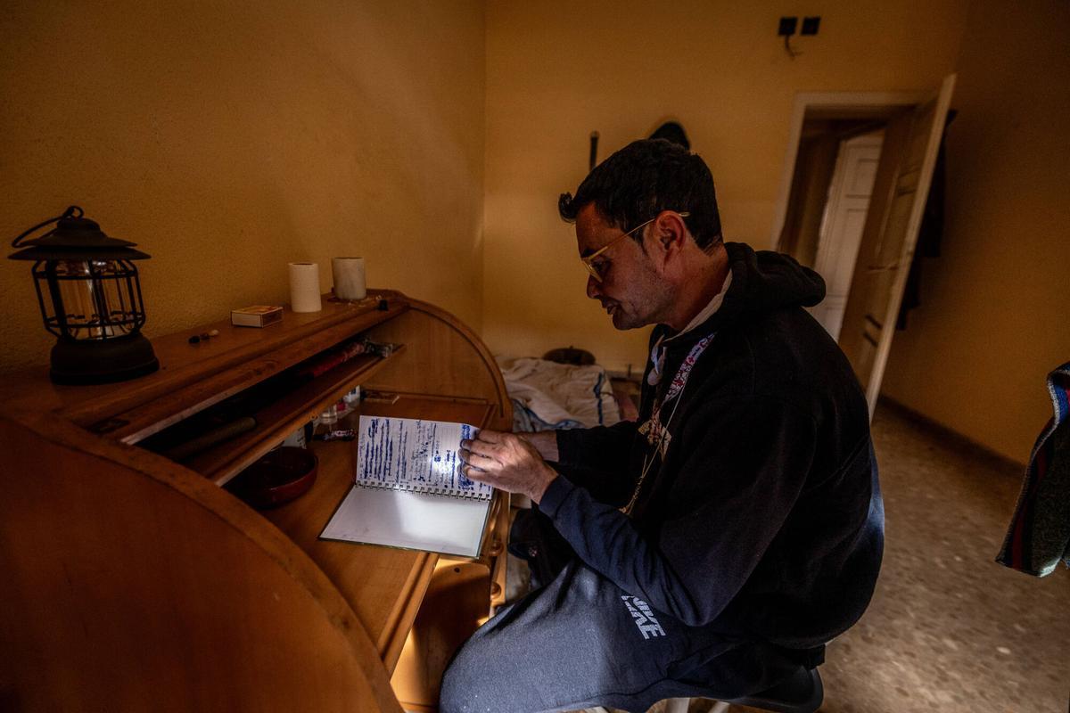 Sabadell 20/10/2025 Barcelona Area Metropolitana Desalojo inminente de los pisos ocupados de la Caserna de la Guardia Civil de Sabadell. Reportaje de las diferentes personas y familias que vivien en ella. AUTOR JORDI OTIX