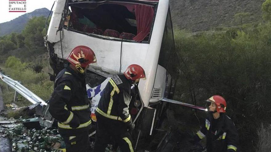 El accidente de un autobús que chocó con un camión en Benicàssim.