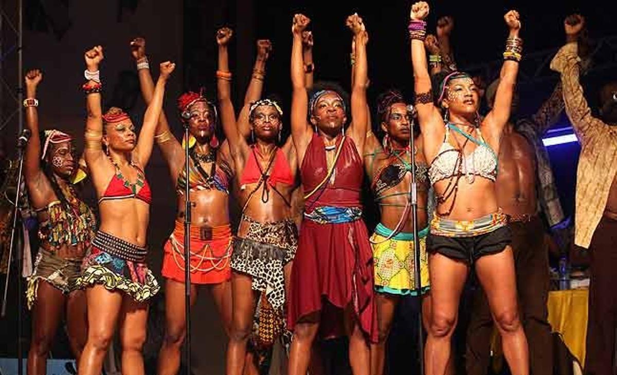 Ballarins actuen durant la producció de Broadway anomenada ’Fela’, un musical en honor a Fela Kuti, músic i activista dels drets humans nigerià, a Lagos (Nigèria).