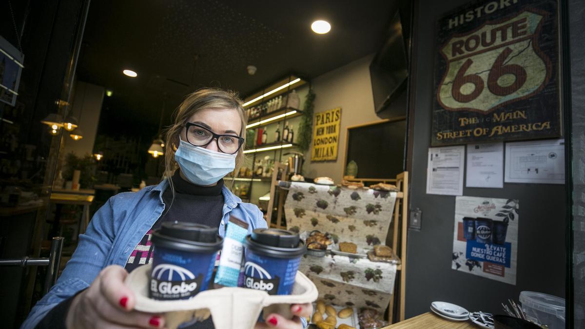 La hostelera ovetense Lucía Menéndez prepara cafés para llevar en su establecimiento