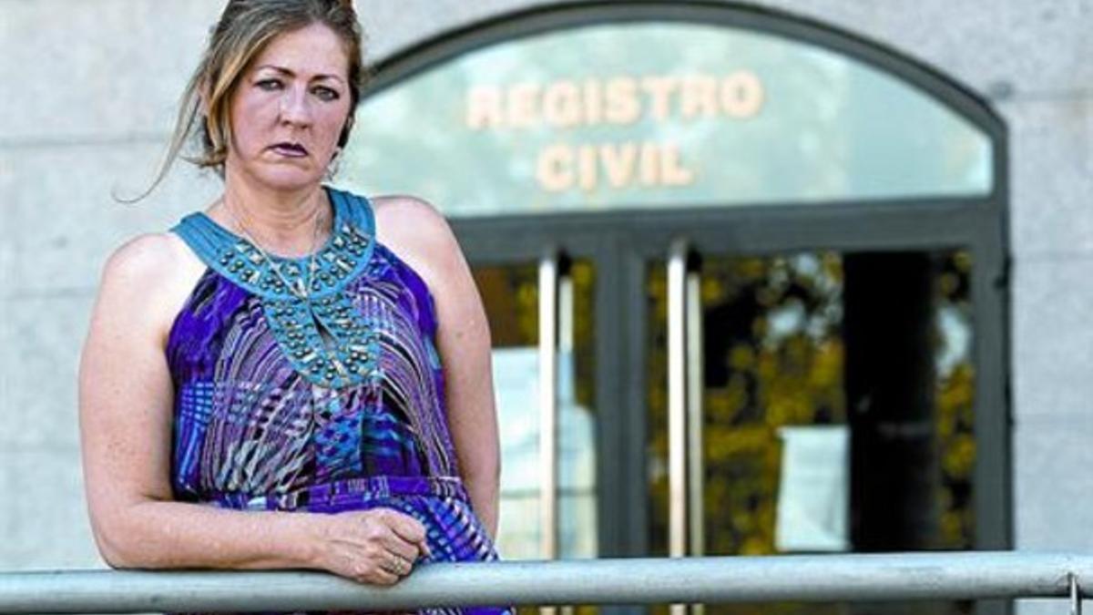 Marina Naranjo, ayer, en la entrada del registro civil de Getafe,