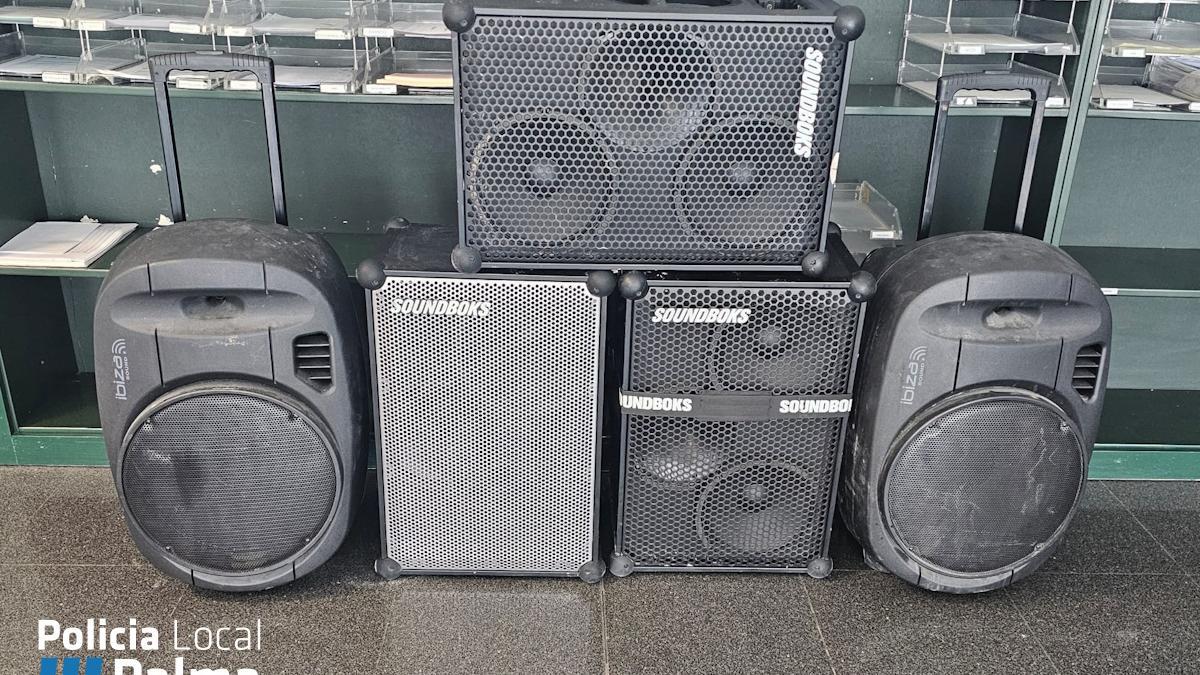Los altavoces intervenidos por la Policía Local en s'Arenal.