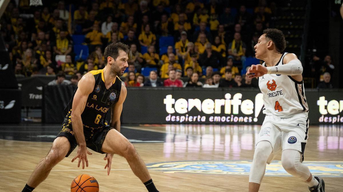 Bruno Fitipaldo bota ante Ross en el Canarias-Trieste de la primera vuelta.