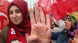 undefined38085383 a woman shows her hand  which reads  tayyip erdogan   as she170417202412