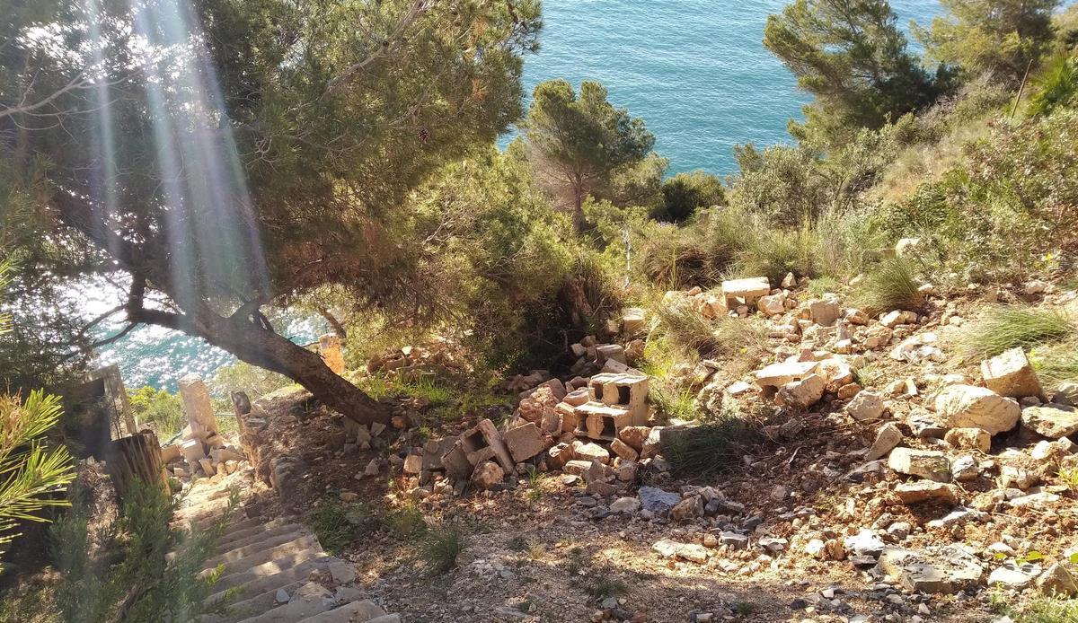 Los escombros, ladera abajo