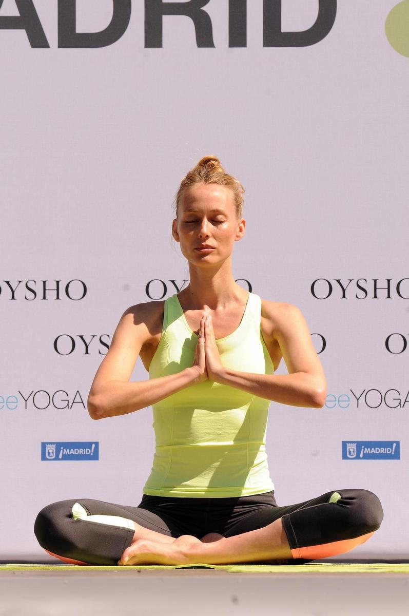Vanessa Lorenzo practicando yoga