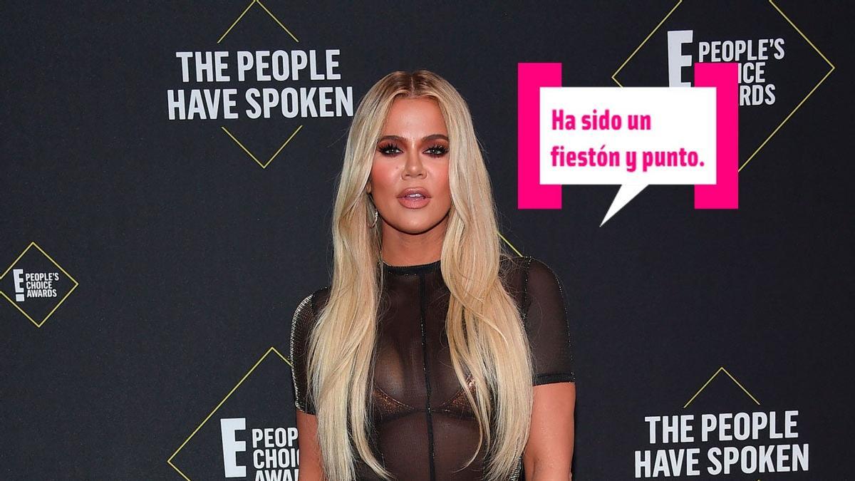 Khloé Kardashian posando en un photocall con un superlook