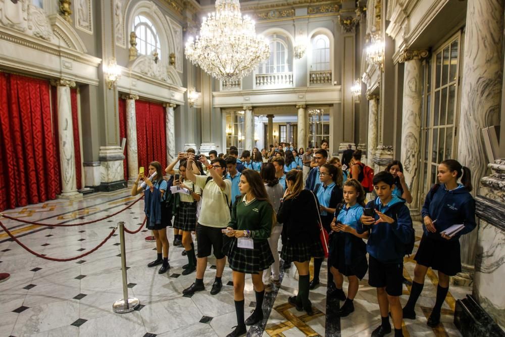 Los valencianos visitan la Real Senyera, expuesta en la sala de cristal