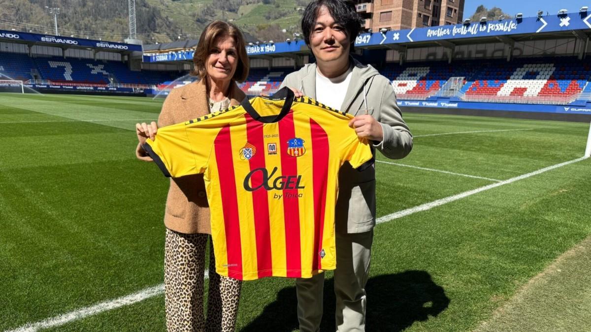 Taito Suzuki junto a la presidenta del SD Eibar, Amaia Gorostiza