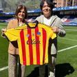Taito Suzuki junto a la presidenta del SD Eibar, Amaia Gorostiza