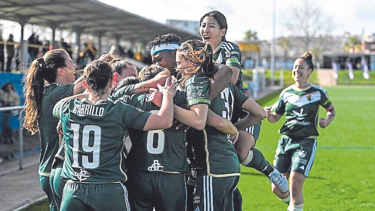Las jugadoras del Cacereño celebran un gol el pasado domingo.