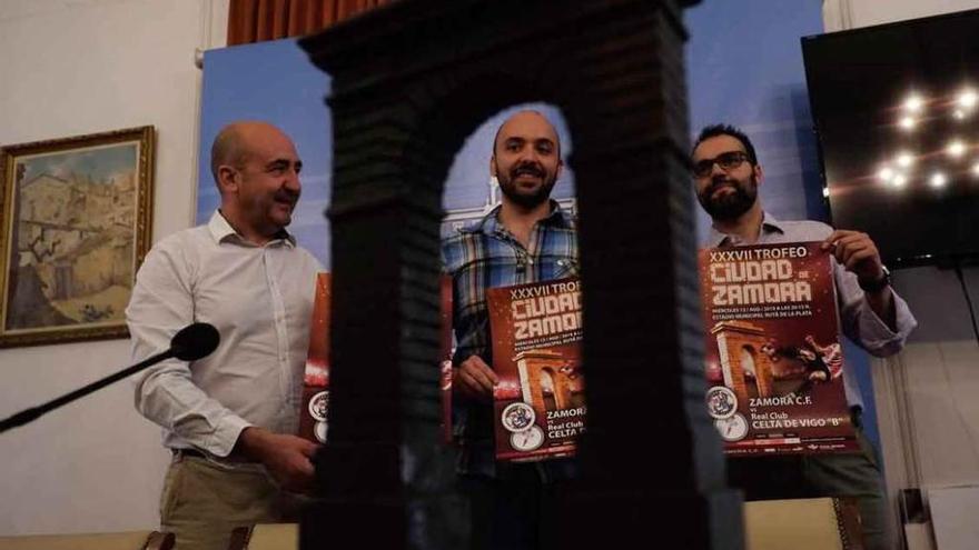 Segismundo Ferrero, Manuel Alesander y Juanjo Riesco posan con los carteles del torneo frente al trofeo.