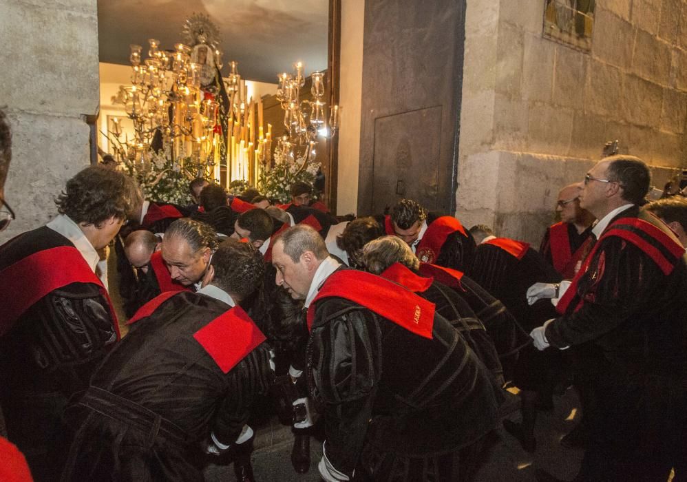 El numeroso cortejo de damas de mantilla caracteriza a esta hermandad