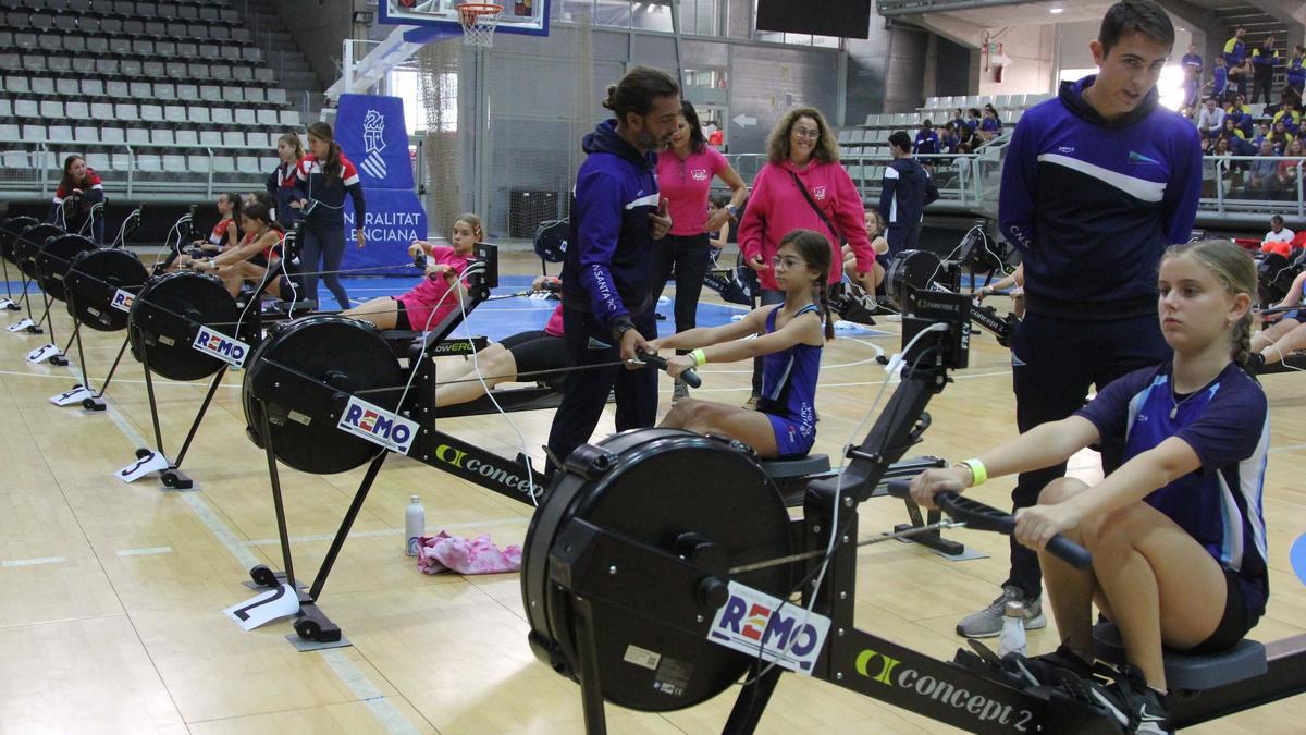 Imagen de una competición de remo ergómetro con presencia de deportistas gandienses
