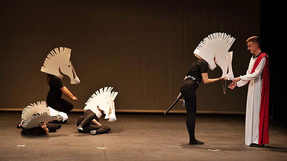 Un instante de la gala celebrada este lunes en el Teatro Principal. | Jose Luis Fernández