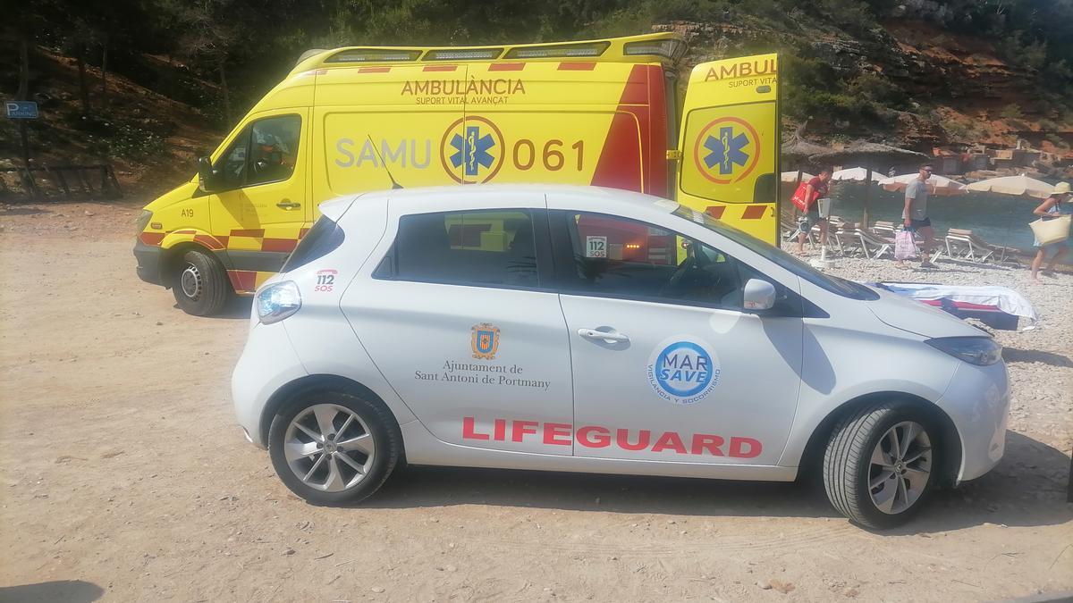 Ambulancia en Cala Salada, ayer