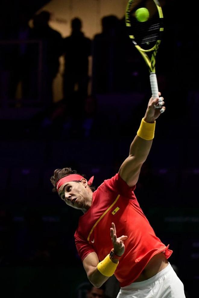 El tenista español Rafa Nadal devuelve la bola ante el croata Borna Gojo durante el partido de la segunda jornada de la fase de grupos de la Copa Davis, que se disputa en la Caja Mágica de Madrid