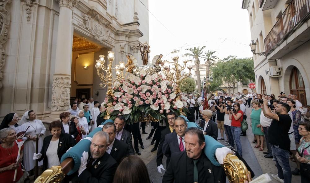 Novelda venera a la Santa en su tradicional procesión