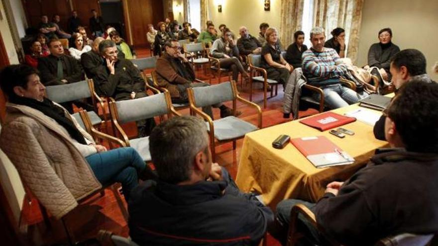 Trabajadores del Parador de Baiona, reunidos ayer en asamblea para conocer las negociaciones.  // J. Lores