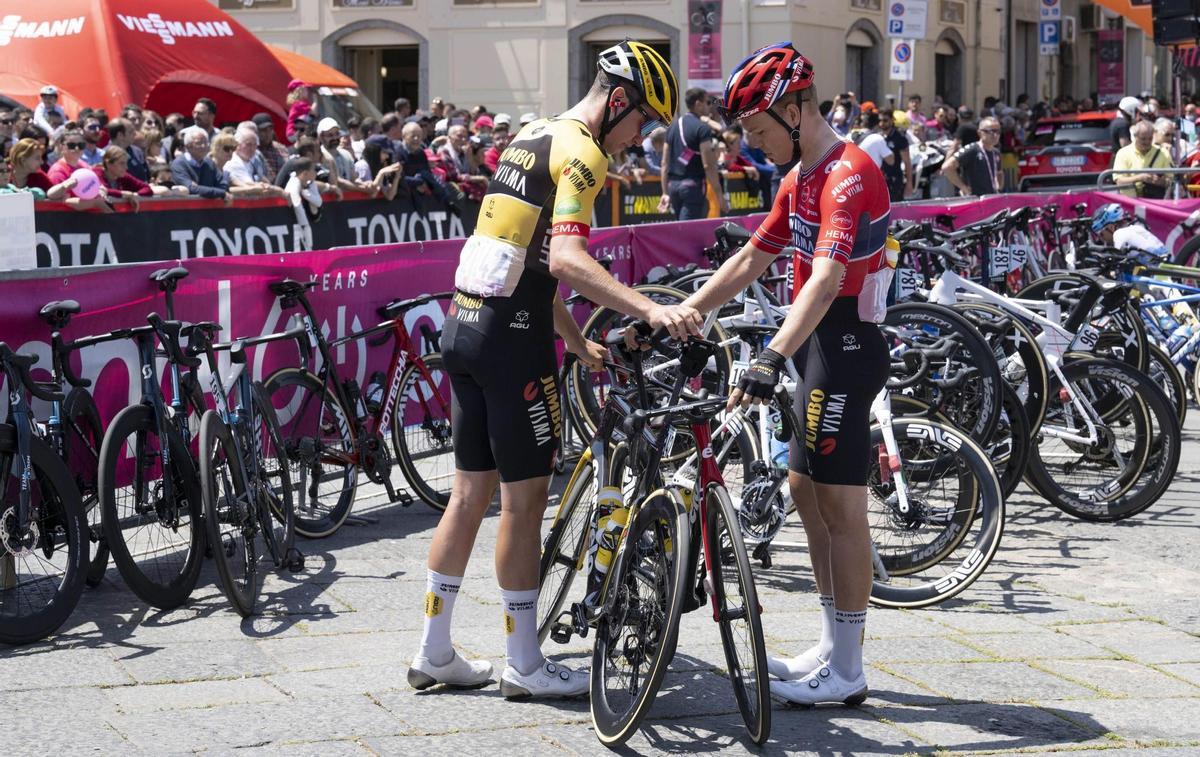 Palmi (Italy), 12/05/2022.- Riders wait for teams presentation at the start of the 6th stage of the 105th Giro d’Italia cycing tour, over 192km from Palmi to Scalea, Italy, 12 May 2022. (Ciclismo, Italia) EFE/EPA/MAURIZIO BRAMBATTI