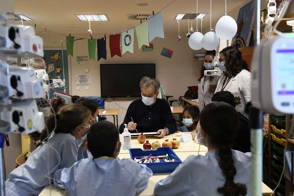 Pedro Cano lleva la pintura a Oncología Infantil de la Arrixaca