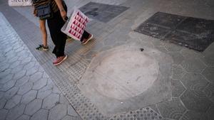 El alcorque de paseo de Gràcia con Consell de Cent, una victoria de los coches contra los árboles.