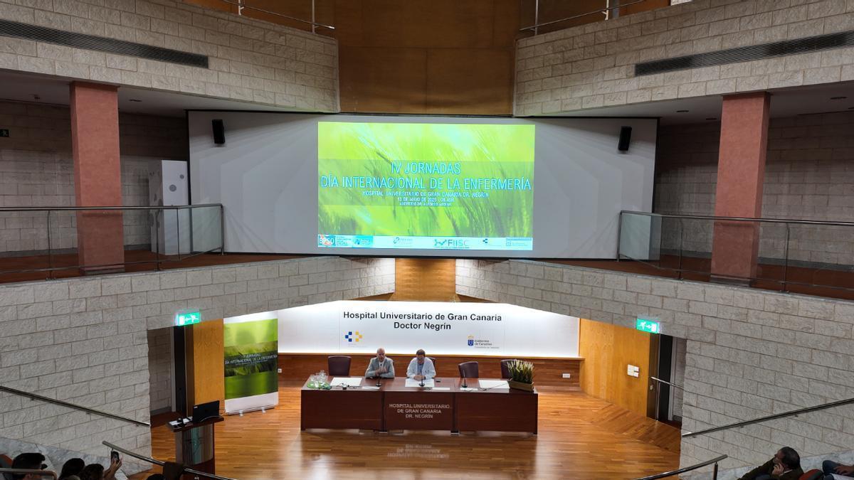 El director de Enfermería (izqda.) y el director gerente, en un momento de la inauguración de la jornada