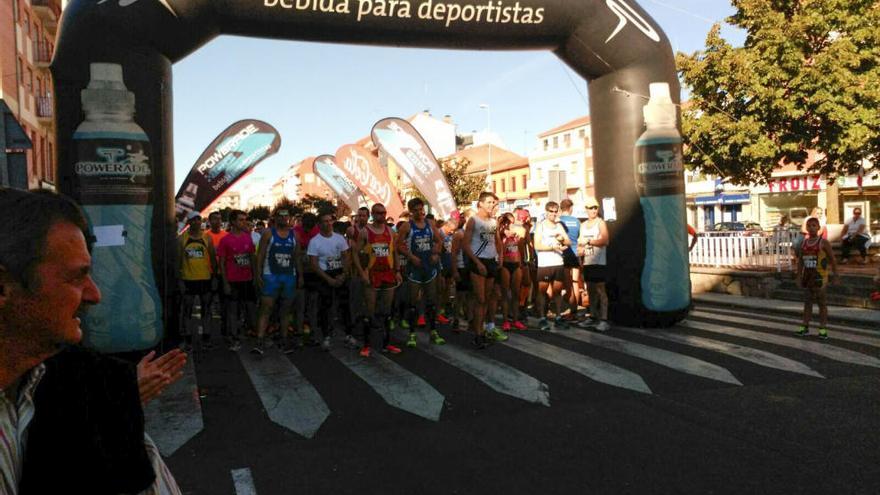 Corredores a punto de iniciar la prueba en El Ferial