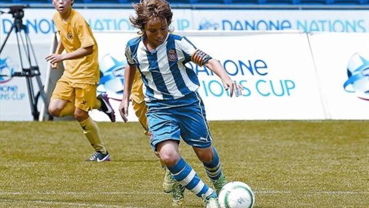 Un zurdo de oro 8 Adrià Bernabé, de 12 años, el capitán del alevín A, llevaba cinco años en el Espanyol.